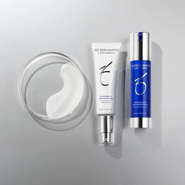 Mujer recibiendo tratamiento facial en clínica